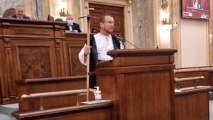 Un senator PSD a intrat cu o sapă în sala de ședință: ”Mă scuzați dragi colegi, dar țara merge tot mai prost” / Conform regulamentului, este interzis accesul în Palatul Parlamentului cu arme albe