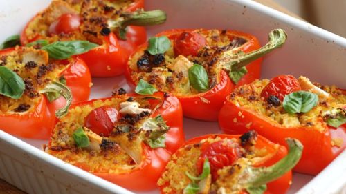 Ardei umpluți în stil napoletan, fără carne, dar plini de arome mediteraneene: vinete, măsline, brânzeturi și miez de pâine în loc de orez