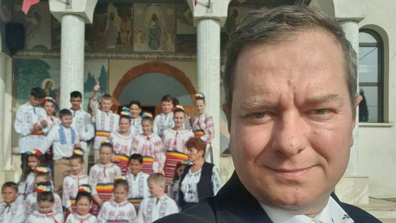 UPDATE Mihai Tîrnoveanu, un ultranaționalist cu discurs antimaghiar, în fruntea protestatarilor care au întrerupt discursul lui Viktor Orban, la Băile Tușnad/ ”Transilvania, pământ românesc”, afișat pe un banner uriaș/ Tîrnoveanu a incitat populația împotriva maghiarilor din Valea Uzului (video)