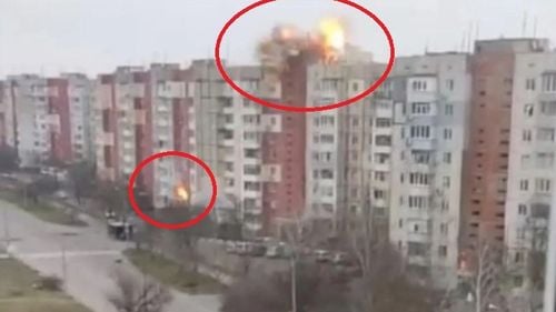VIDEO Obuzele ruse au lovit două clădiri rezidențiale cu nouă etaje în orașul ucrainean Kherson