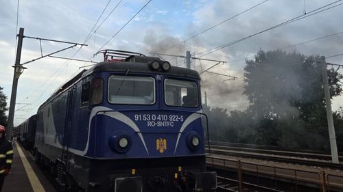 UPDATE O locomotivă CFR a luat foc în Gara Palas din Constanța / Tracta 15 vagoane cu 1000 de pasageri