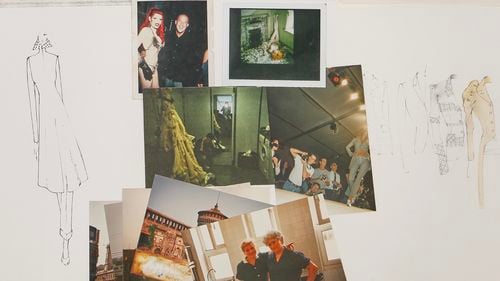 Schițele designer-ului Alexander McQueen, vândute la licitație pentru 20.000 de lire sterline