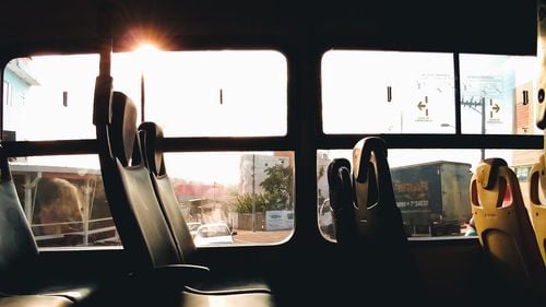 Școlile trebuie să le dea elevilor până la 342 de lei pentru navetă, de pe 12 decembrie, în avans pentru luna aceasta, iar pe 15 decembrie să le deconteze sumele din noiembrie