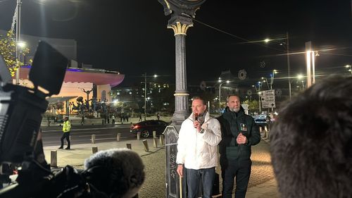Circa 30 de manifestanți pro-Georgescu s-au adunat miercuri seara în Piața Universității / Un alt protest anti-Georgescu se desfășoară în Piața Victoriei: Vreau să rămân în țară / Codreanu şi Antonescu sunt criminali nu eroi