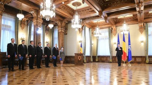 Noii miniștri au depus jurământul în fața președintelui; ulterior, au mers la Palatul Victoria la o reuniune a Guvernului