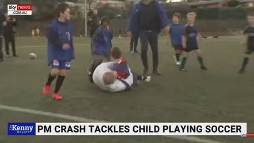 VIDEO Reacția premierului australian după ce  intră în coliziune cu un copil în timpul unui meci amical de fotbal / Incidentul, în plină campanie electorală, înaintea alegerilor de sâmbătă