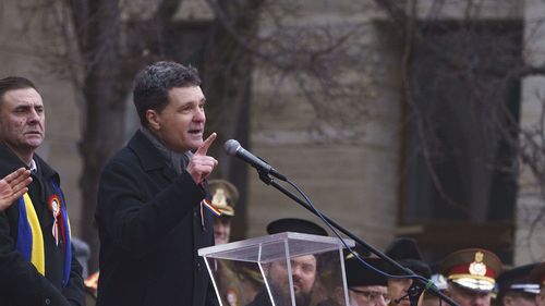 Nicușor Dan, huiduit la Focșani și Iași de Ziua Unirii Principatelor: Aveți simpatia mea pentru că și eu am huiduit de multe ori politicieni. Dar aveți un proiect pe care să-l dezbatem? / Vă rog să nu mai huiduiți pe imnul național și pe ceremonii de comemorare a eroilor
