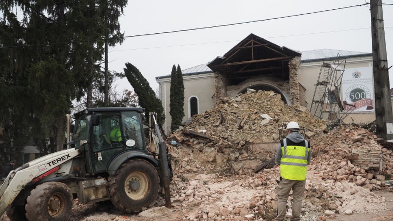 Turnul bisericii reformate din Cehu Silvaniei, monument istoric inestimabil s-a prăbușit din cauza degradării mai severe decât estimările tehnice