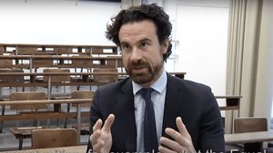 Șeful unei universități franceze de elită demisionează pe fondul acuzațiilor de violență domestică