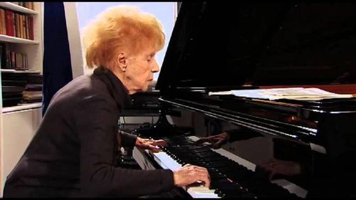 O pianistă franceză în vârstă de 106 ani va lansa un nou album în luna aprilie / Colette Maze cântă la pian de la patru ani