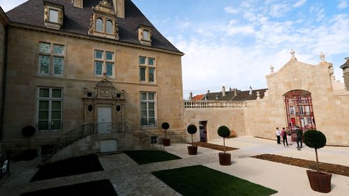 După Luvru, un nou muzeu a fost jefuit în Franța / Hoții au furat „o comoară de monede de aur și argint” de la Maison des Lumières Denis Diderot, în Haute-Marne