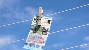 Comisia Europeană ar putea limita plăţile în numerar la 10.000 de euro, pentru a combate spălarea de bani