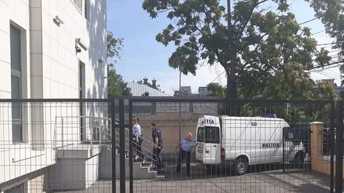 Cauțiune de 100 de mii de euro pentru eliberarea din arest a unui fost primar din Dolj / Procurorii îl acuză că ar fi luat mită un milion de lei pentru un contract ce urmărea modernizarea unor drumuri