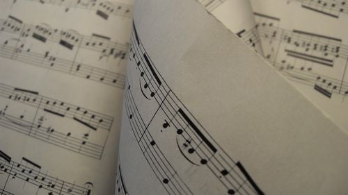 Universal Music şi Warner Music sunt pe cale să încheie contracte de licenţă cu companii AI / Deținătorii de drepturi de autor au acuzat companiile AI că utilizează materiale fără consimțământul lor - The Financial Times