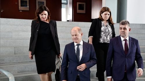 EXCLUSIV Mizele vizitei lui Ciolacu la Olaf Scholz: a demarat discuțiile pentru parteneriat strategic, investiții germane în producția de îngrășăminte și trupe germane permanente în România