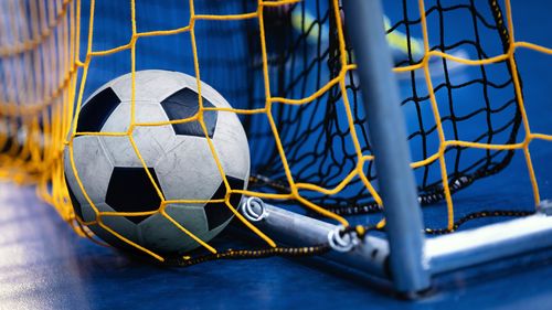 Incidente la meciul de futsal România – Ungaria: joc întrerupt după ce câțiva suporteri au pătruns pe parchet. Au intervenit jandarmii