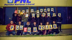 FOTO PSD Constanța, glume de campanie în fața sediului PNL: ”Constanța votează Dăncilă. Dumnezeu să binecuvânteze România”/ În turul întâi, Viorica Dăncilă a ieșit pe locul trei în orașul Constanța, după Klaus Iohannis și Dan Barna
