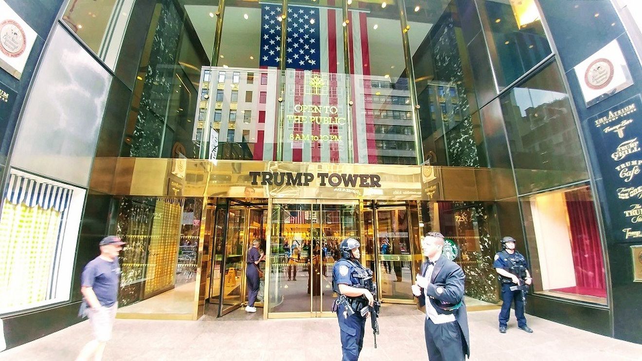 Donald Trump a ajuns la New York. Ce se va întâmpla marţi la tribunalul districtual din Manhattan