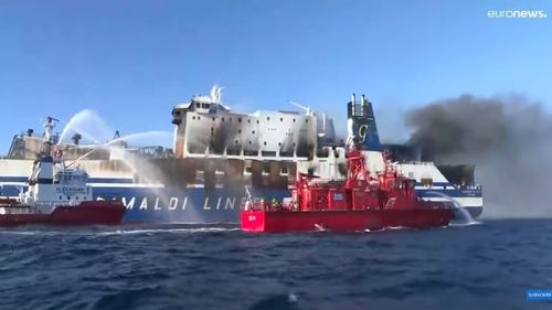 "Spuneţi-mi că sunt în viaţă" / Un pasager a fost găsit în viaţă pe feribotul care a luat foc în largul insulei Corfu