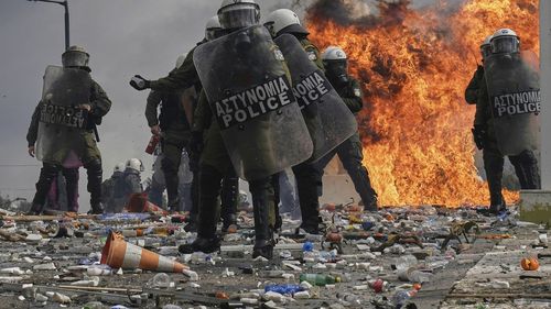 Confruntări între poliție și demonstranți la Atena / Forțele de ordine folosesc grenade lacrimogene și tunuri de apă pentru a dispera mulțimile de oameni