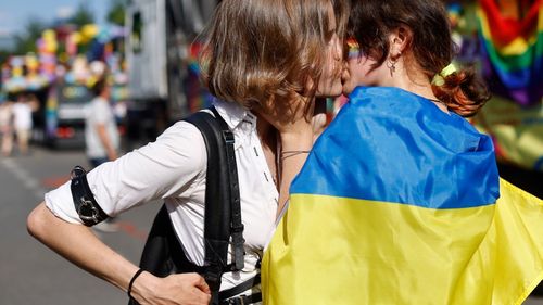 VIDEO Gay Pride la Varşovia: Lesbiene, gay, bisexuali și transexuali din Ucraina și Polonia defilează împreună/ Marșul, deschis de ambasadorul norvegian după un moment de reculegere în memoria victimelor atacului armat de la Oslo