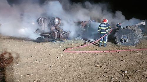 Patru muncitori de pe șantierul Autostrăzii Moldovei au murit și alți cinci au fost răniți în urma exploziei la o magistrală de gaz fisurată de utilaje / Transgaz acuză oficial firma constructoare că nu a avut avizul necesar pentru mutarea conductei