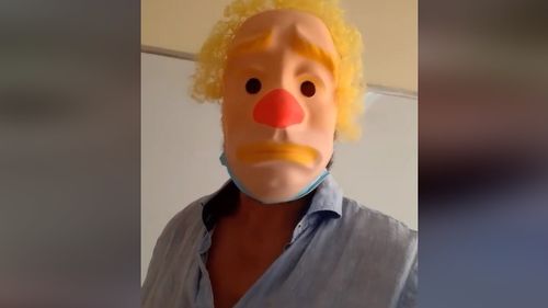 INTERVIU Profesorul din Oradea care făcea propagandă anti-mască în timpul orei își bazează atitudinea pe ”studii” pe care nu le poate cita. El pretinde că "elevii pot decide singuri, sunt adolescenți”