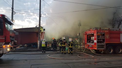 Patru case ard în București în urma unui incendiu din Prelungirea Ferentari/ 12 autospeciale încearcă să stingă flăcările
