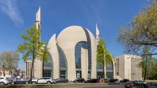 Cea mai mare moschee din Germania va avea dreptul să transmită în fiecare vineri chemarea la rugăciune