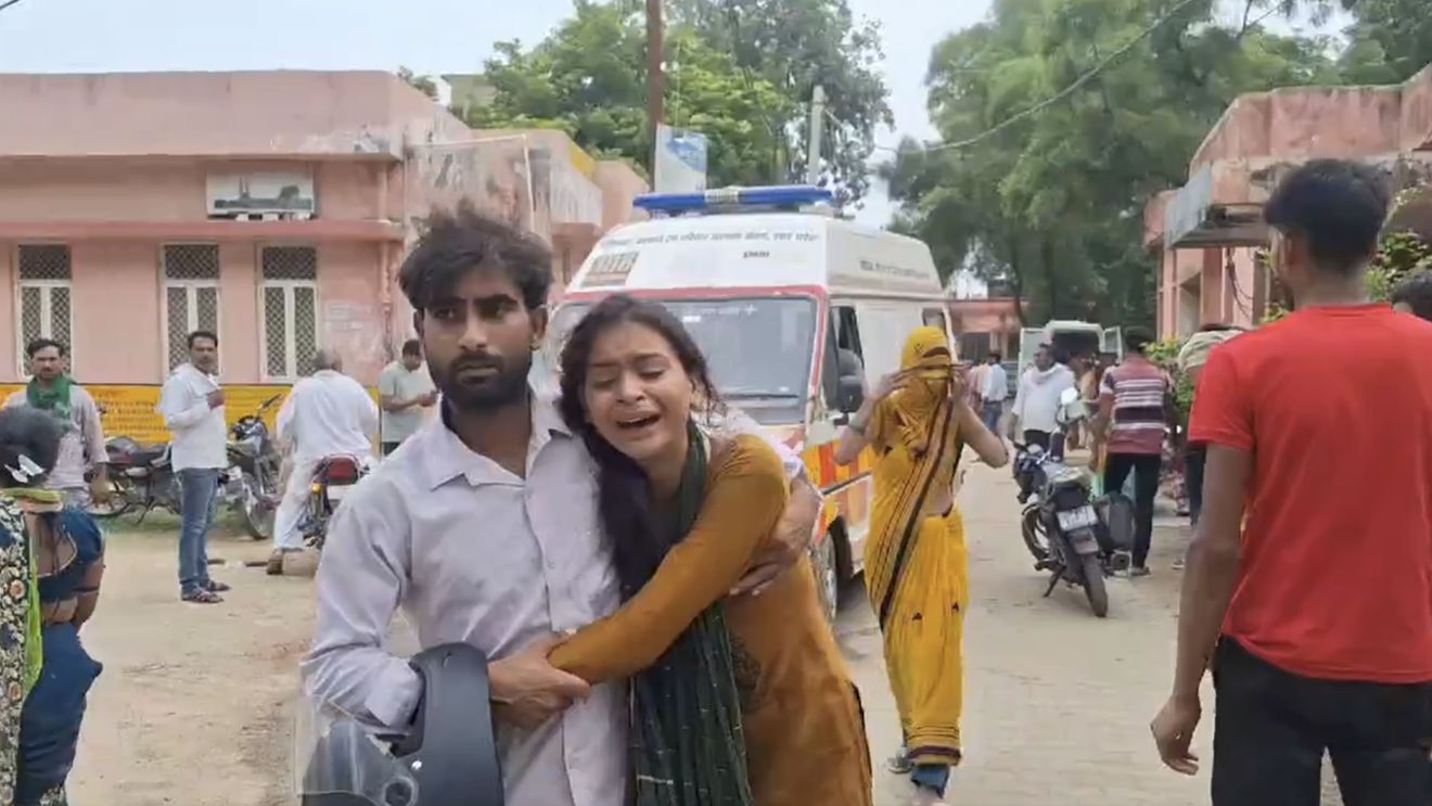 Bilanţul busculadei produse în India la un eveniment religios organizat de un guru creşte la 121 de morţi