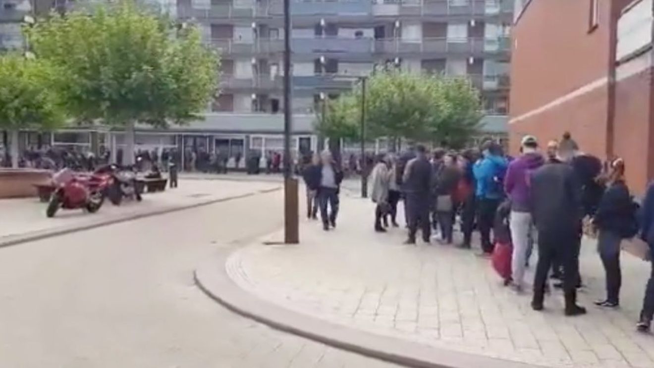 VIDEO Cozi uriașe cu românii care așteaptă să voteze în Olanda, Italia, Grecia și Germania: Sute de oameni la Eindhoven, Amsterdam, Roma și Atena