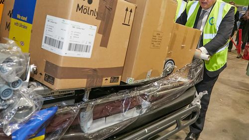 Boris Johnson publică imagini cu el împingând colete cu materiale medicale pentru Ucraina/ Cel mai mare grup spitalicesc din Marea Britanie a livrat 13 camioane de ajutoare în valoare de 3 milioane de lire sterline