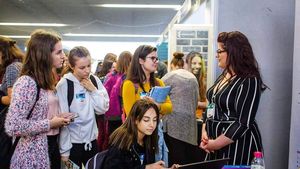Studii în străinătate: Peste 100 de universități și instituții educaționale din 12 țări își vor prezenta oferta la târgul universitar RIUF