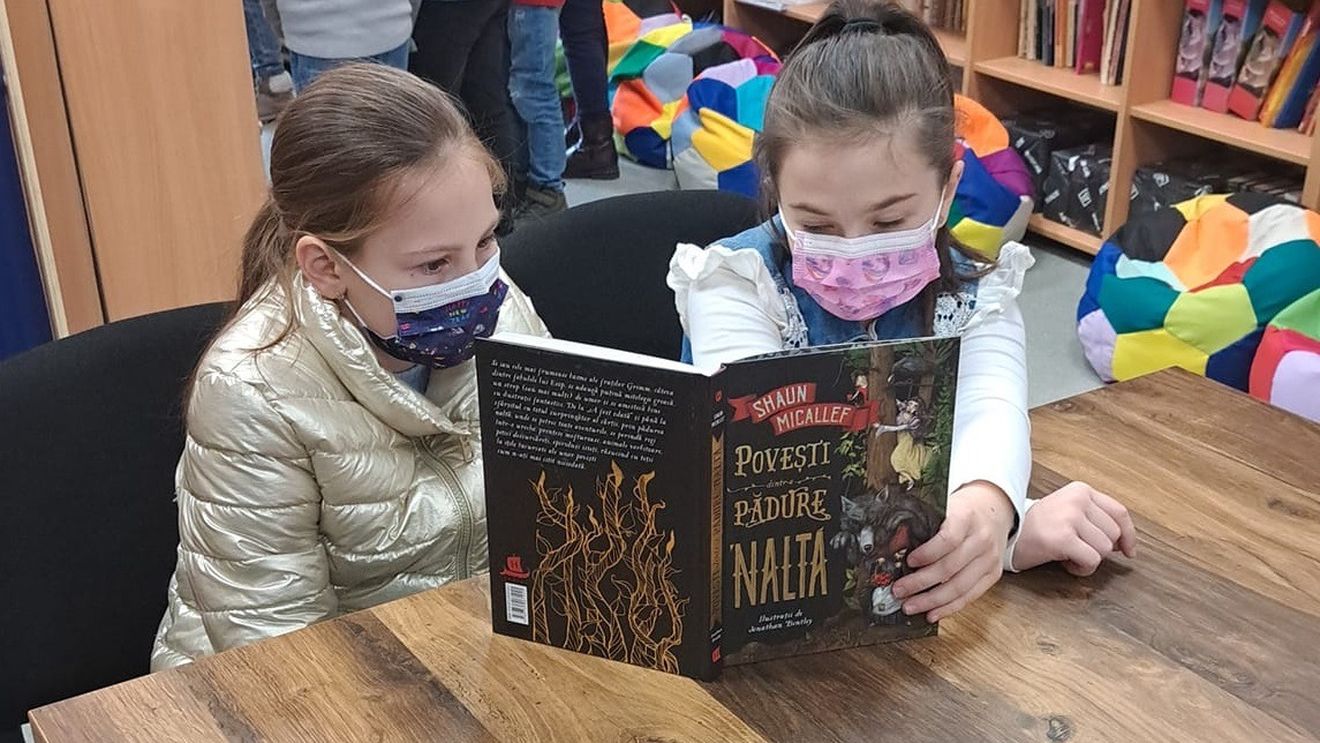 O școală din Sibiu apelează la voluntari din cauza lipsei de personal: doi profesori pensionari au redeschis biblioteca / Conducerea caută acum, tot ca voluntari, un informatician și un paznic