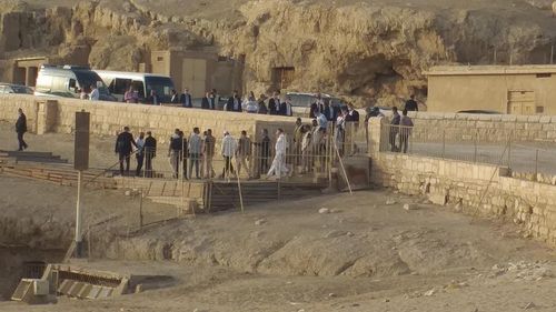 FOTO Au apărut imagini din Egipt cu președintele Klaus Iohannis, în voiaj la Piramide. Românii aflați în vacanță, dați la o parte să se pozeze echipa prezidențială