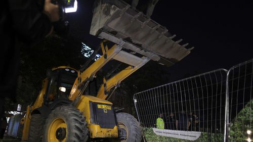 VIDEO Nicușor Dan a apelat la poliția națională și Jandarmerie pentru a sprijini demolarea construcțiilor ridicate de Daniel Băluță la Piața Unirii / Polițist local Sectorul 4: Au fost răniți doi oameni. Replica lui Nicușor: Permiteți-mi să nu cred / Prefectul Capitalei anunță că va ataca în instanță dispoziția dată de primarul Capitalei / Șantierul a fost desființat