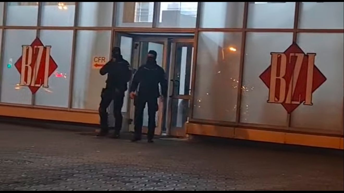 VIDEO Ziarul de Iași: Percheziții la sediul ziarului Bună Ziua Iași/ Dosarul penal vizează acuzații de pornografie infantilă (surse)