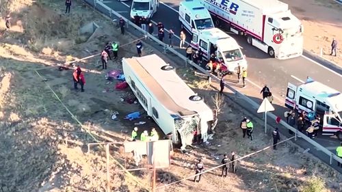 Trei morţi şi zeci de răniţi după ce un autobuz care transporta lucrători s-a răsturnat în Serbia