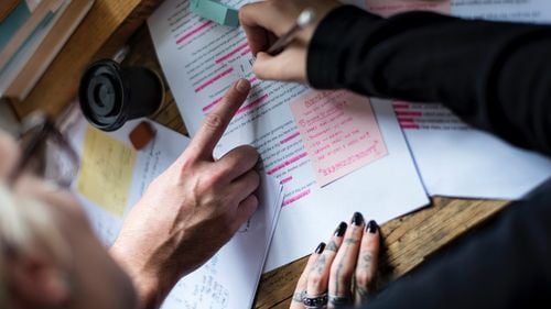 Peste 400 de pagini de amendamente la proiectele legilor Educației de la ministere și instituții obligatorii în procesul de avizare – surse / Sunt semnalate inclusiv greșeli de scriere, erori gramaticale, dezacorduri și virgule între subiect și predicat