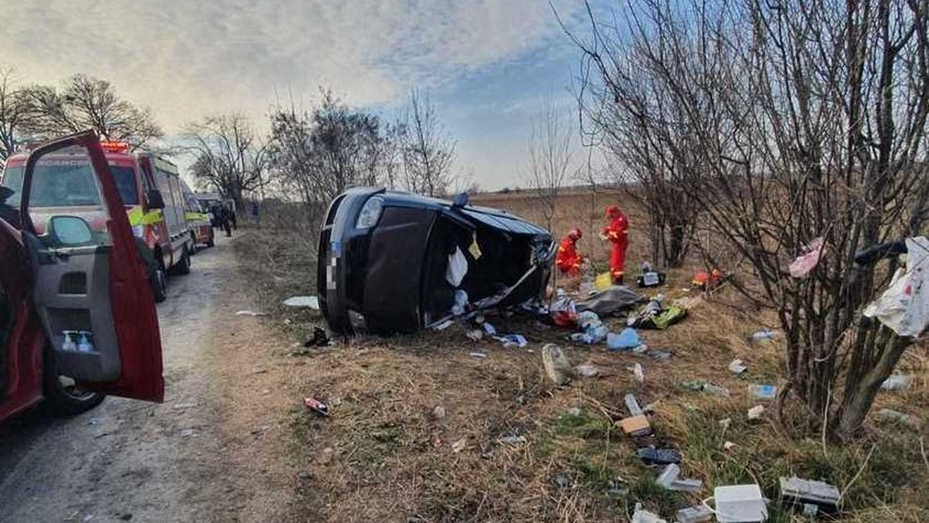 Accident cu două persoane decedate, în județul Arad. Maşina în care se aflau a intrat într-un copac şi a luat foc