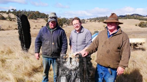 FOTO Fragment carbonizat desprins dintr-o rachetă spațială a companiei SpaceX, descoperit într-un ţarc pentru oi din Australia