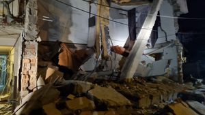 VIDEO UPDATE O persoană a murit după o explozie la un bloc din Craiova: A fost activat Planul Roșu de Intervenție / 50 de persoane evacuate / S-a prăbușit o parte dintr-un etaj