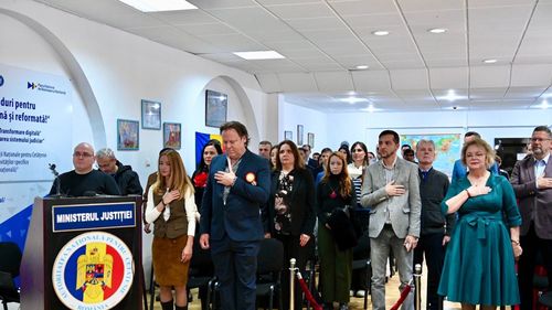 Jurnalistul britanic Charlie Ottley a depus jurământul pentru a deveni şi cetăţean român/ Minstrul Justiţiei, prezent la ceremonia organizată de Autoritatea Naţională pentru Cetăţenie