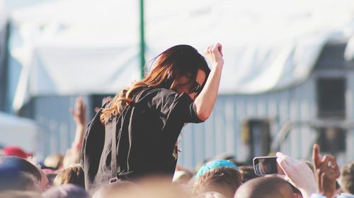 DIICOT Constanța a reținut un bărbat care urma să vândă 2,5 kilograme de droguri la un festival din Mamaia/ Un cântar de mare precizie și mai multe sume de bani, găsite la percheziții