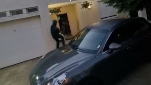 Medic terorizat de cămătari: După ce a returnat 5.000 de euro și aproape 30 de mii de lei pentru un împrumut de 2.500 de euro, i-au vandalizat și mașina / Un bărbat a fost arestat preventiv