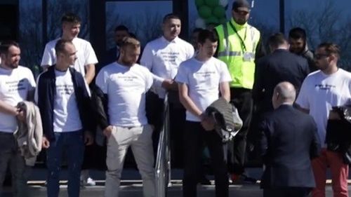 Protest al tinerilor PSD la inaugurarea noului terminal al Aeroportului Iaşi, la care au fost prezenţi Alexe şi Chirica de la PNL/ Tricouri cu mesajele: ”Dacă eşti penal, stai departe de mine”, „Aeroportul este al ieşenilor, nu al penalilor”
