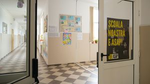 VIDEO Un ghid pentru colectarea selectivă, pentru școli/ Sondaj pe 257 de școli: două din cinci au pubele de colectare în exterior, o parte au și coșuri mai mici în interior