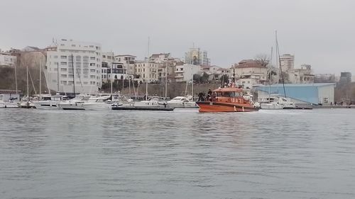 Incendiu la bordul unei nave cu 16 persoane, în rada Portului Sulina / Echipajul a refuzat să coboare
