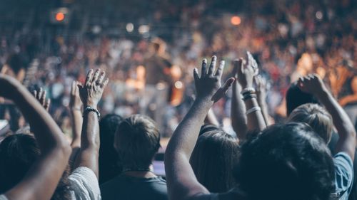 Organizatorii de concerte susțin că au primit „o lecție dură” și „cea mai mare palmă din ultimul an”: Am văzut la televizor un pelerinaj cu 50.000 de participanți și meciuri de fotbal cu tribune pline, în timp ce sectorul cultural are parte de un regulament strict