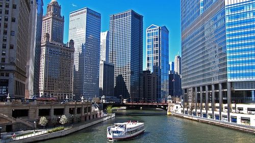 Trump îndeamnă să fie trimiși în închisoare primarul oraşului Chicago şi guvernatorul statului Michigan
